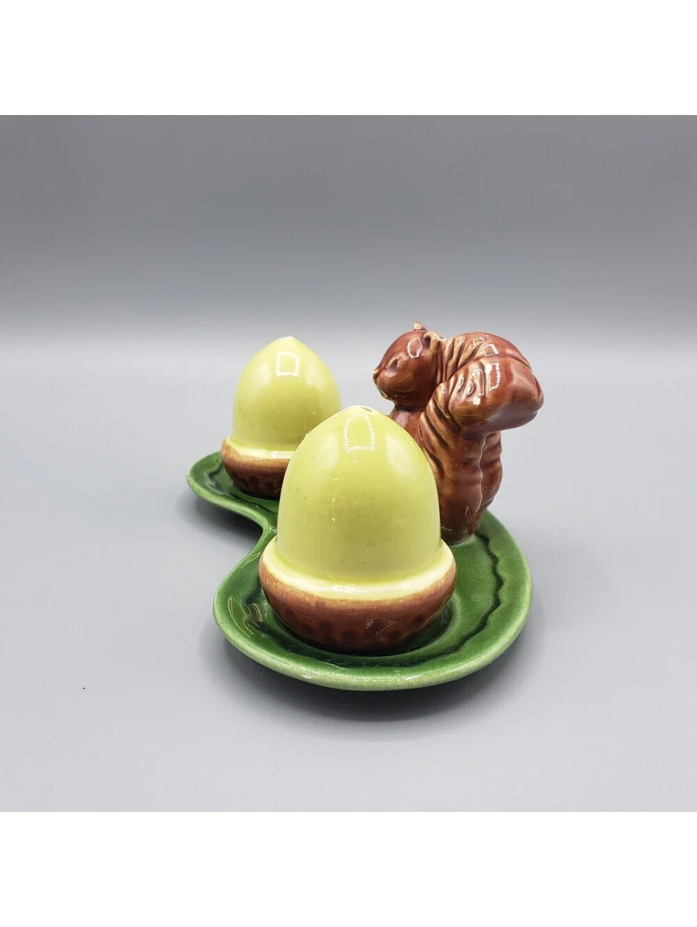 Vintage Squirrel Acorn Salt & Pepper Shakers Tray Green Arcadia Ceramics Calif